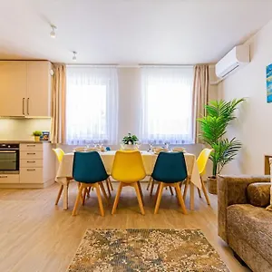  Apartment Roomy 80sqm At Center Free Parking Space, Ac & Balcony